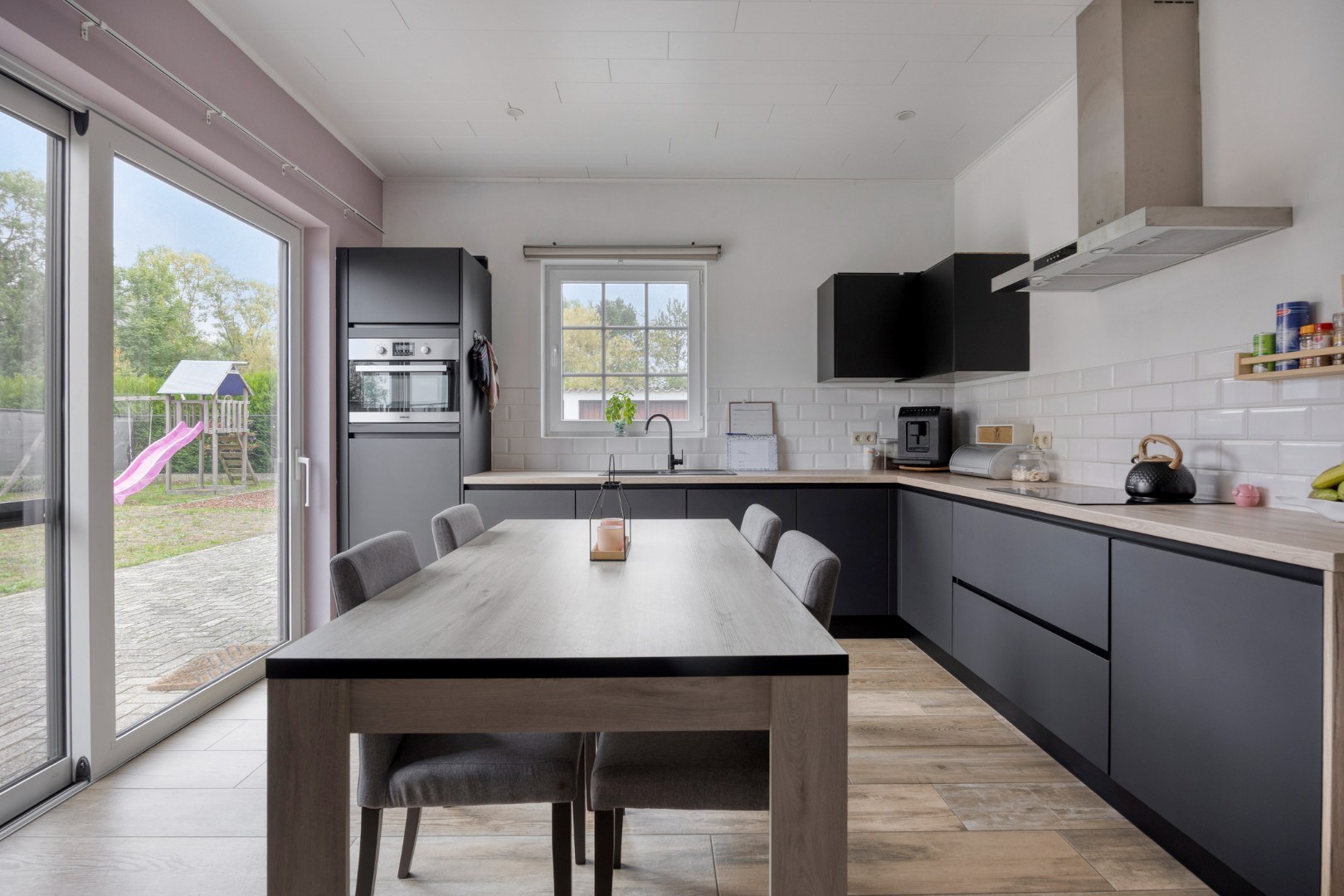 Instapklare woning met naastgelegen bouwgrond in Geel 