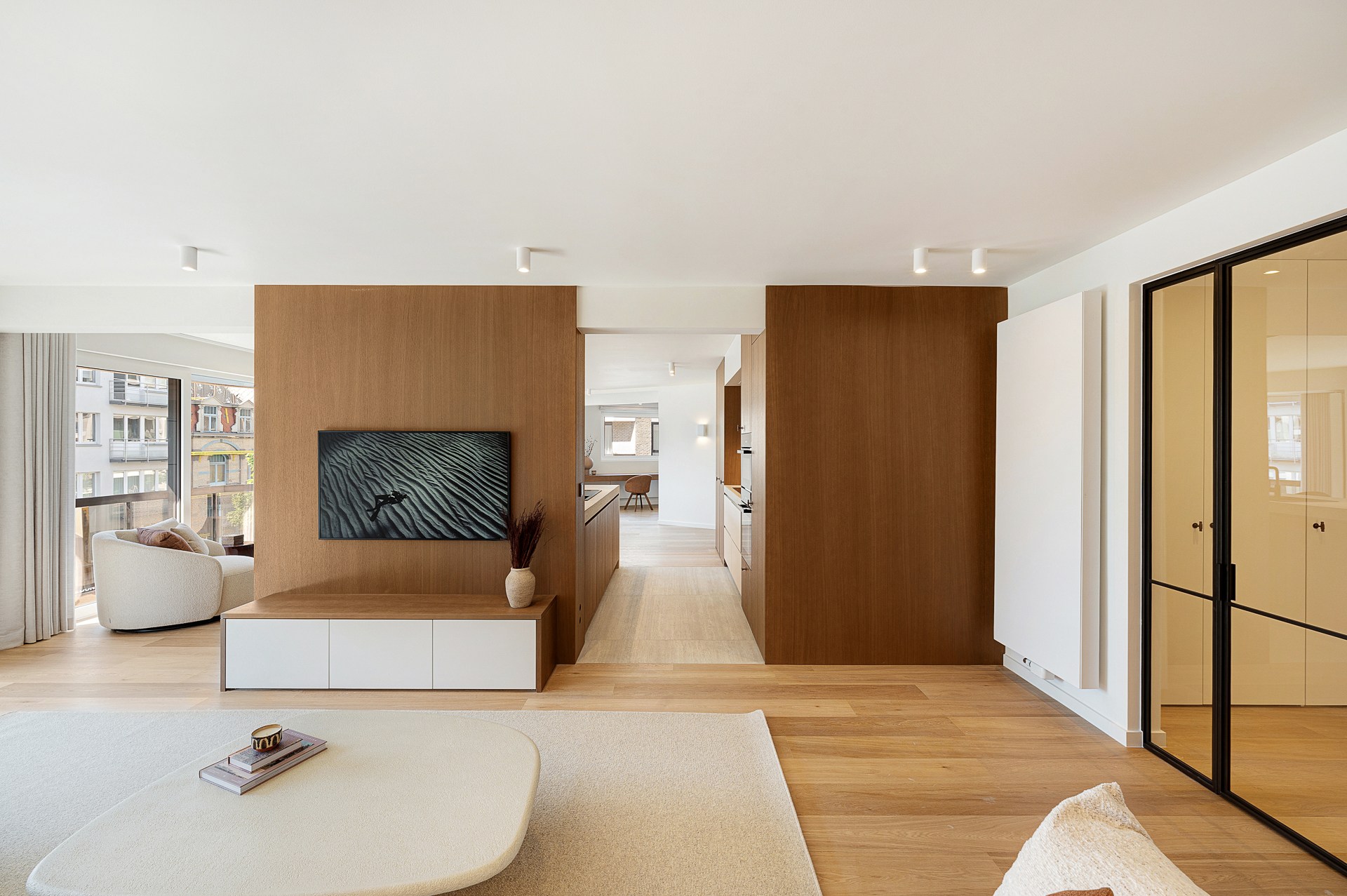 Appartement d'angle spacieux et luxueusement rénové avec des vues dégagées et une largeur de façade de plus de 16 mètres. 