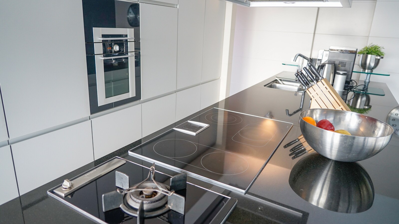 Dorne : moderne woning met parktijkruimte / bureel, volwaardige kelderverdieping, terras, zwemvijver en weide. Prachtig uitzicht. 