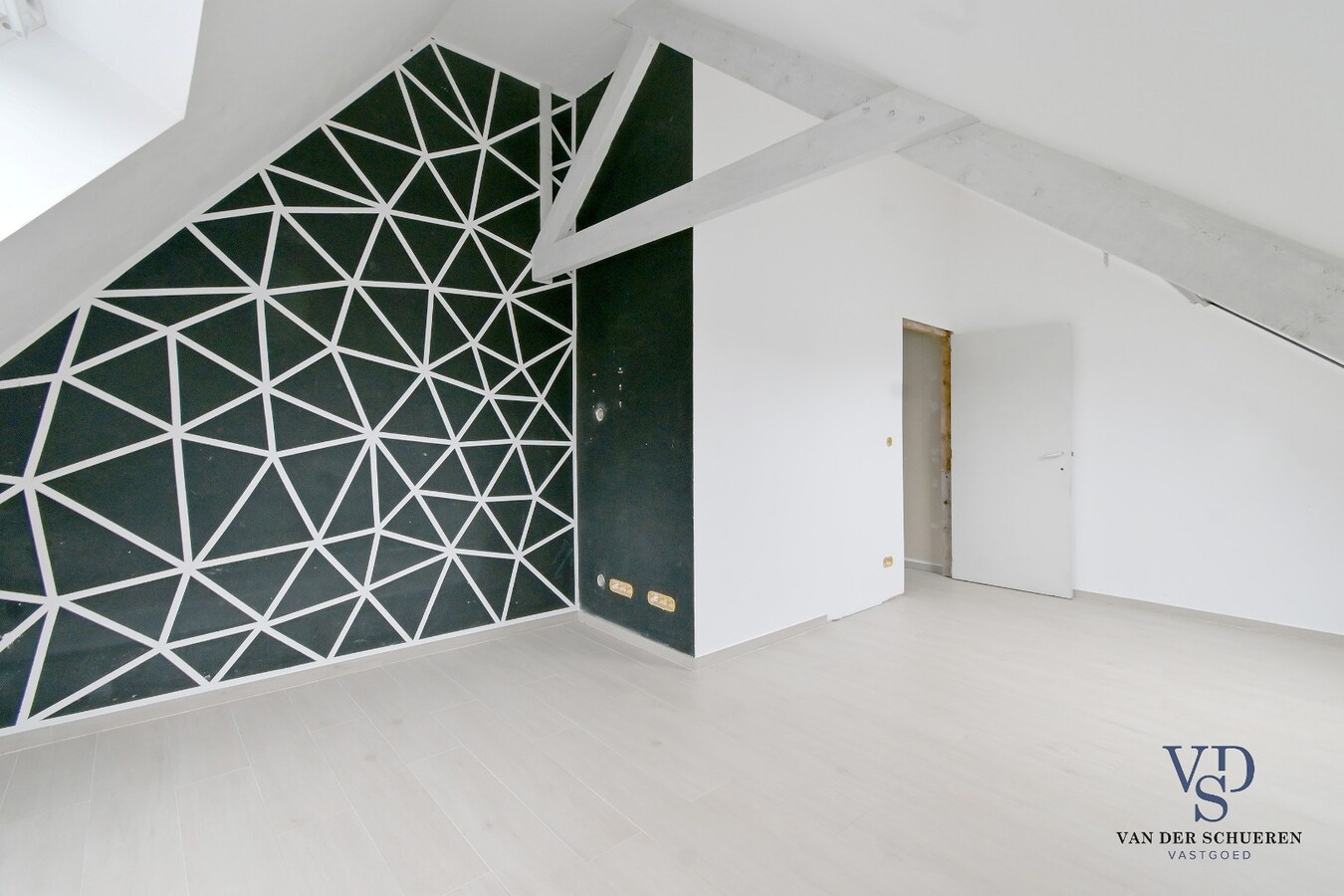 Degelijke, goed gelegen woning. 