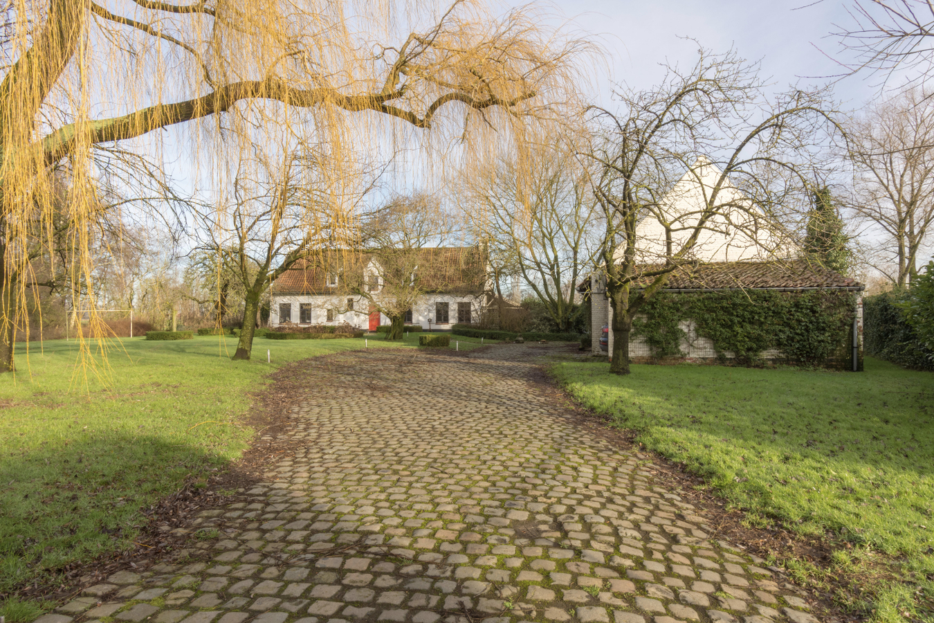 Idyllisch gelegen hoeve-villa met schuur 