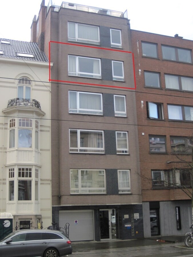 Ruim appartement (4°V) nabij St-Pieters-station 