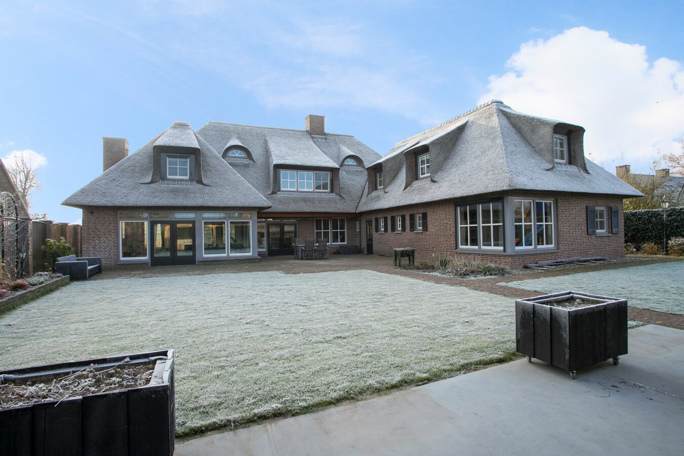 Riante vrijstaande villa met rieten dak gelegen op een perceel van 1.240 m2. 