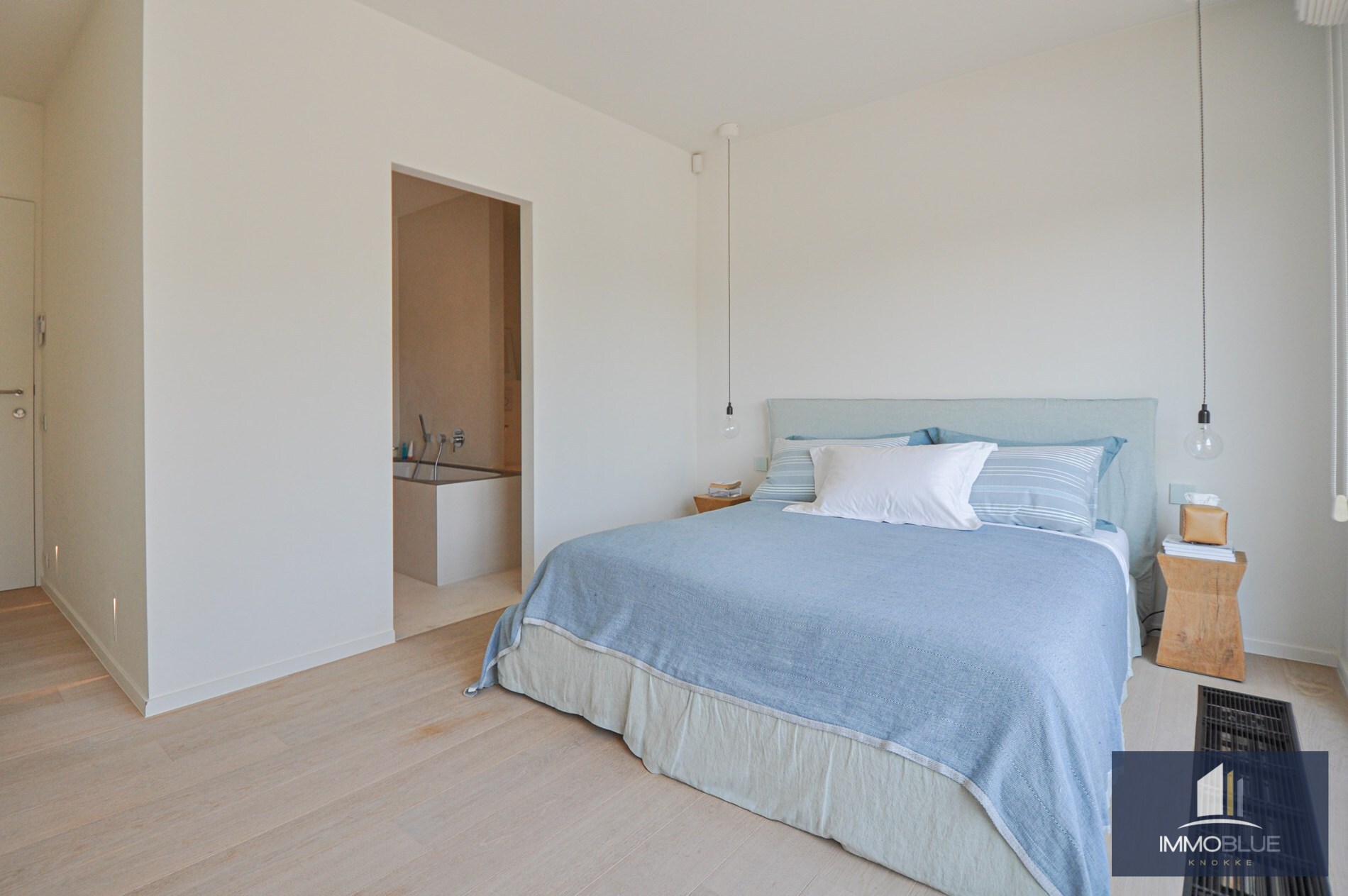 "Sublime appartement d'angle avec de spacieuses terrasses situé dans le prestigieux domaine Tennis Garden." 