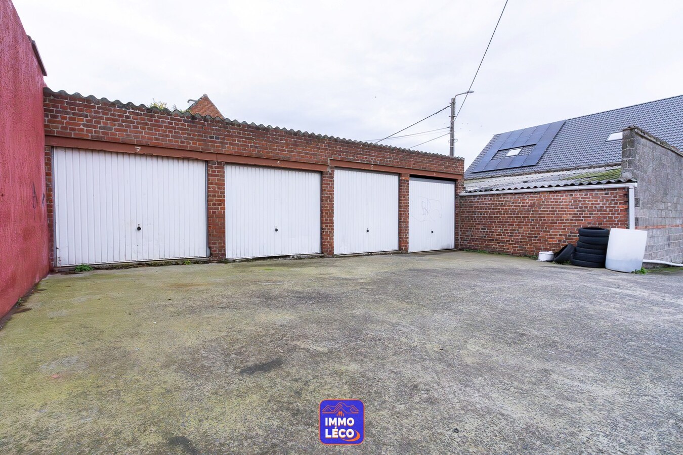 Garage fermé pour une voiture, proche du centre-ville 