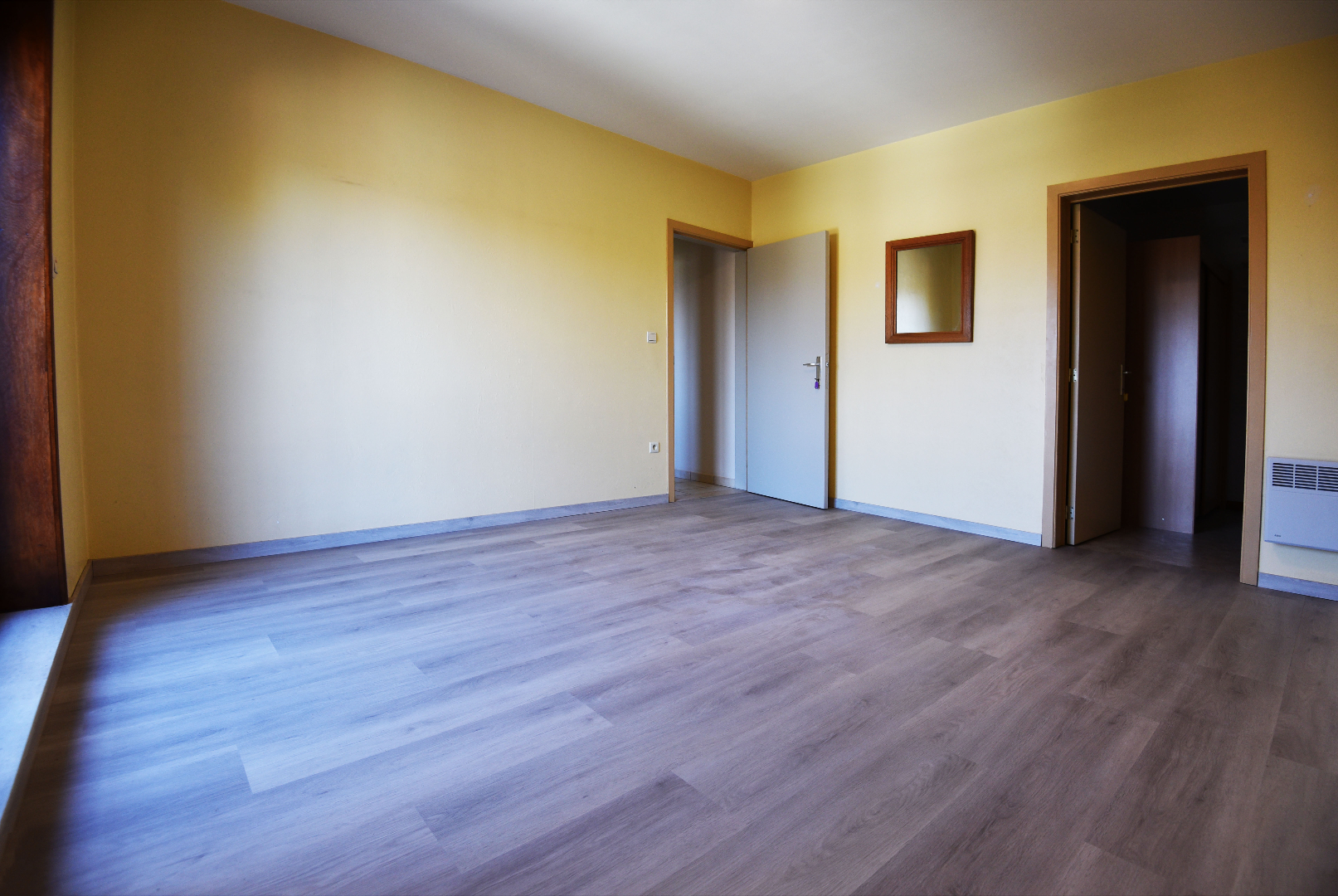 Gerenoveerd appartement met 2 slpks en autostaanplaats te Eeklo 