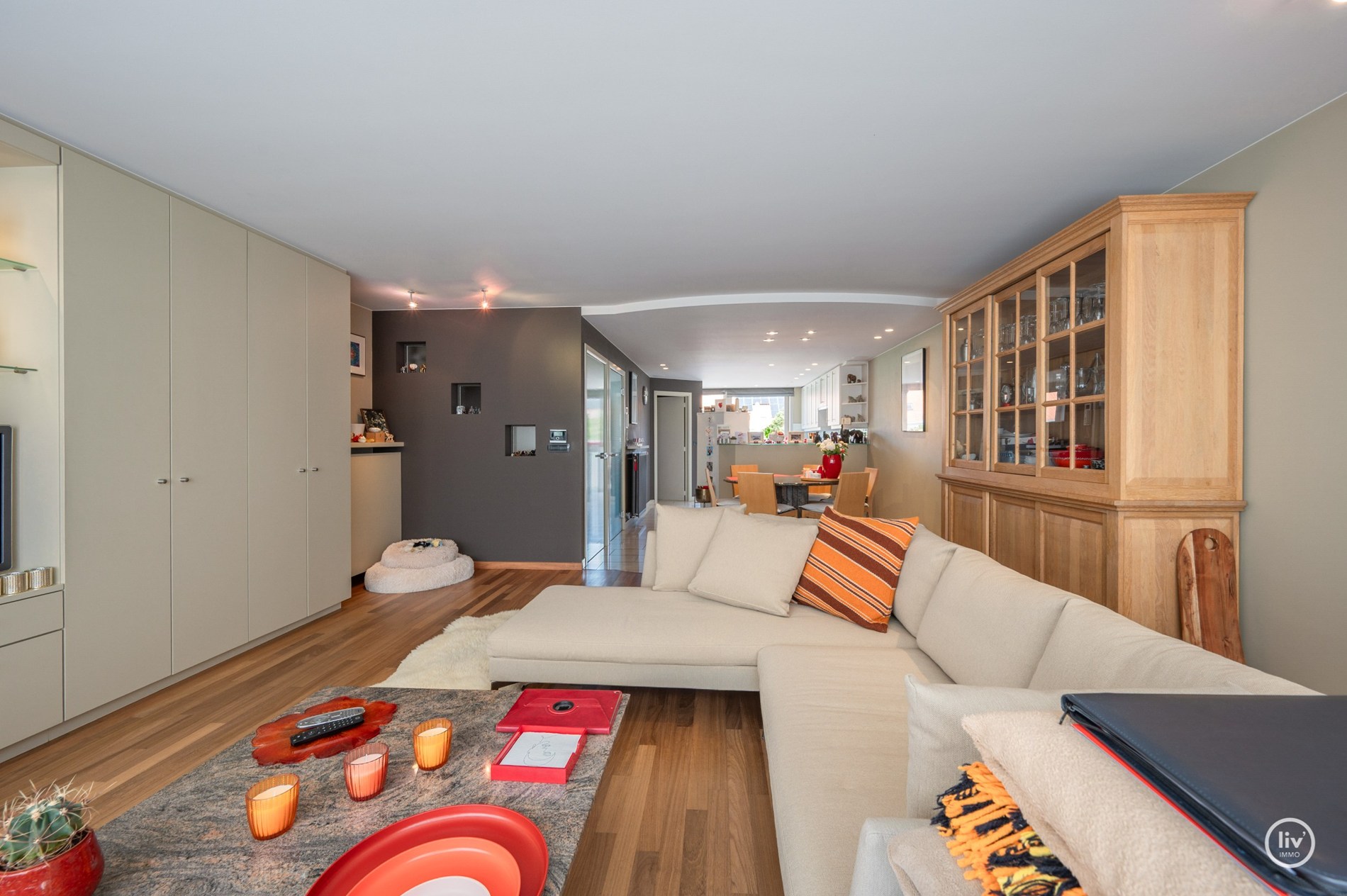 Fraaie bel-étage woning in het centrum van Knokke met Schoonheidssalon op het gelijkvloers. 