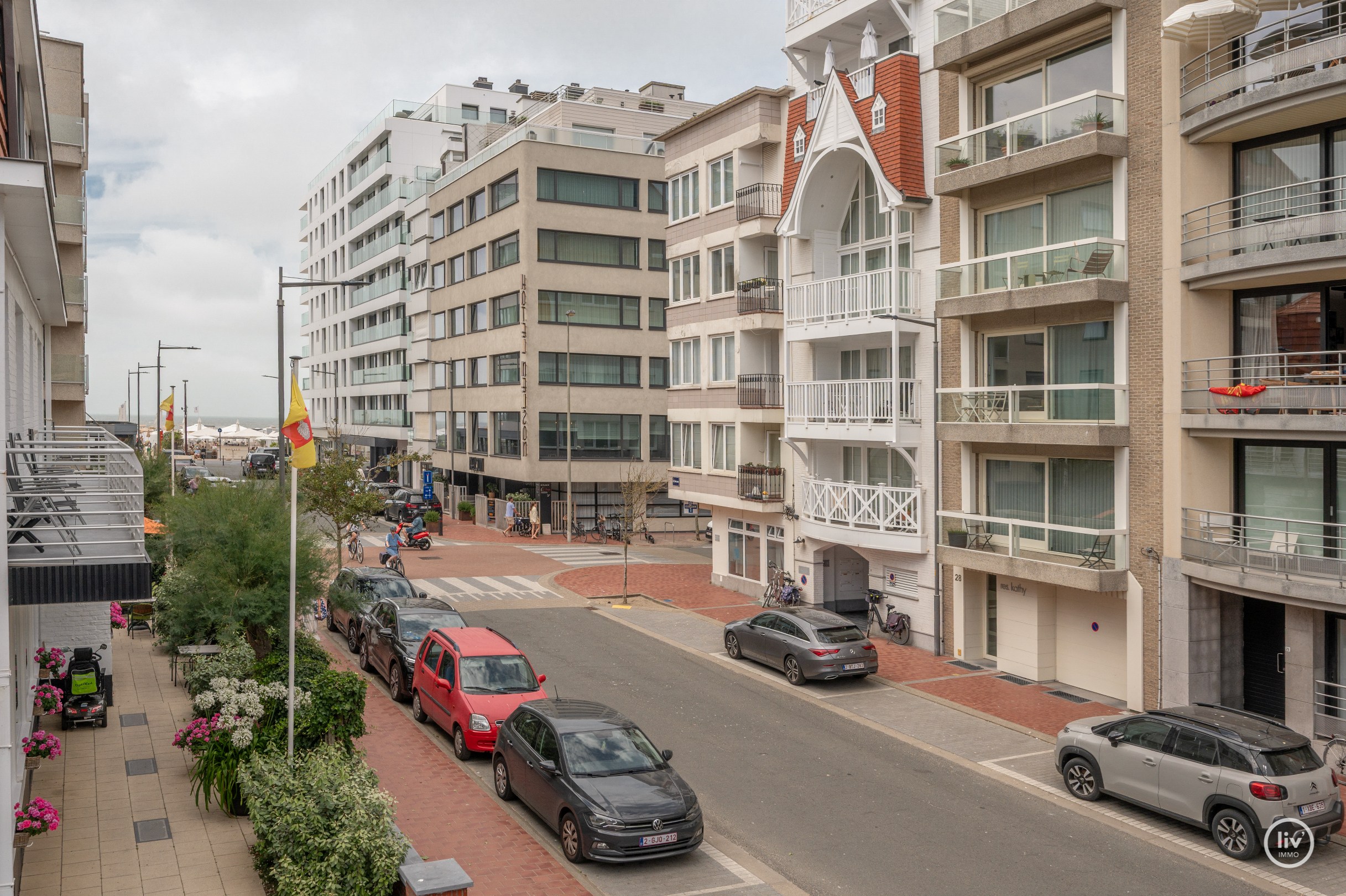 Recent gerenoveerd hoekappartement in een villaresidentie op enkele passen van de zee 