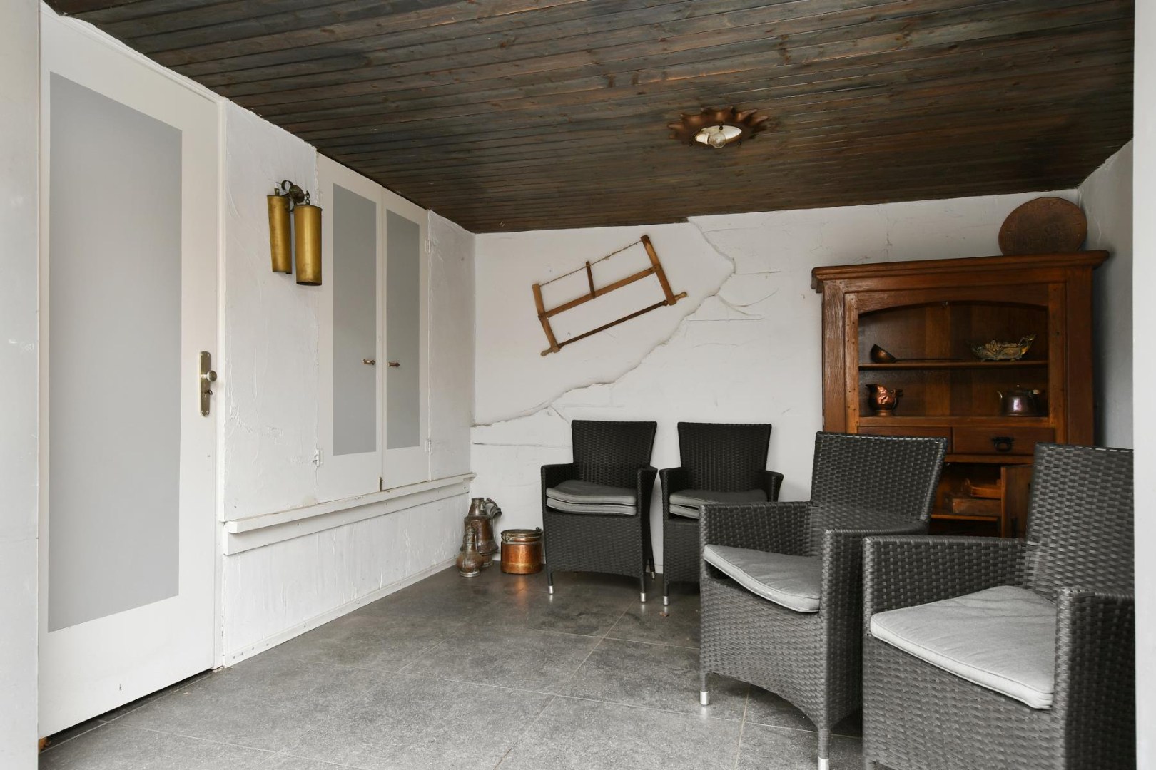 Geschakelde 2-onder-1-kap woning met serre, vier slaapkamers en inpandige garage gelegen nabij het centrum van Panningen 