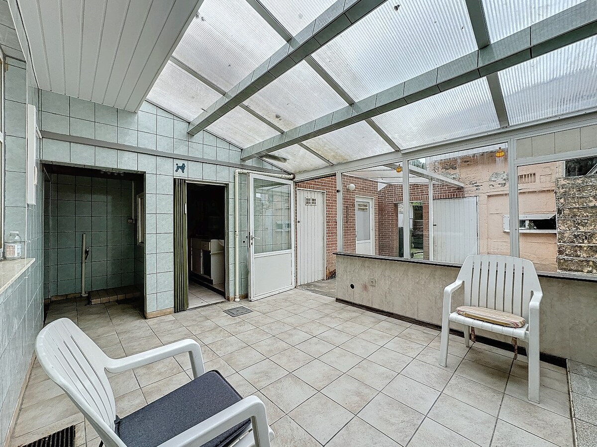 Ruime, te renoveren woning met grote tuin te Herzele 