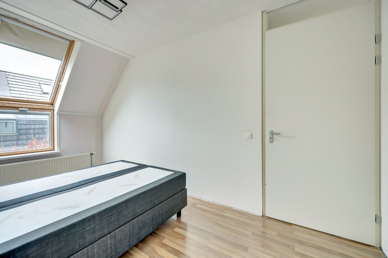 In de jonge woonwijk Nesselande in deelplan Haag en Park gelegen 5 kamer tussenwoning met houten berging en parkeerplaats op 131 m² eigen grond. 