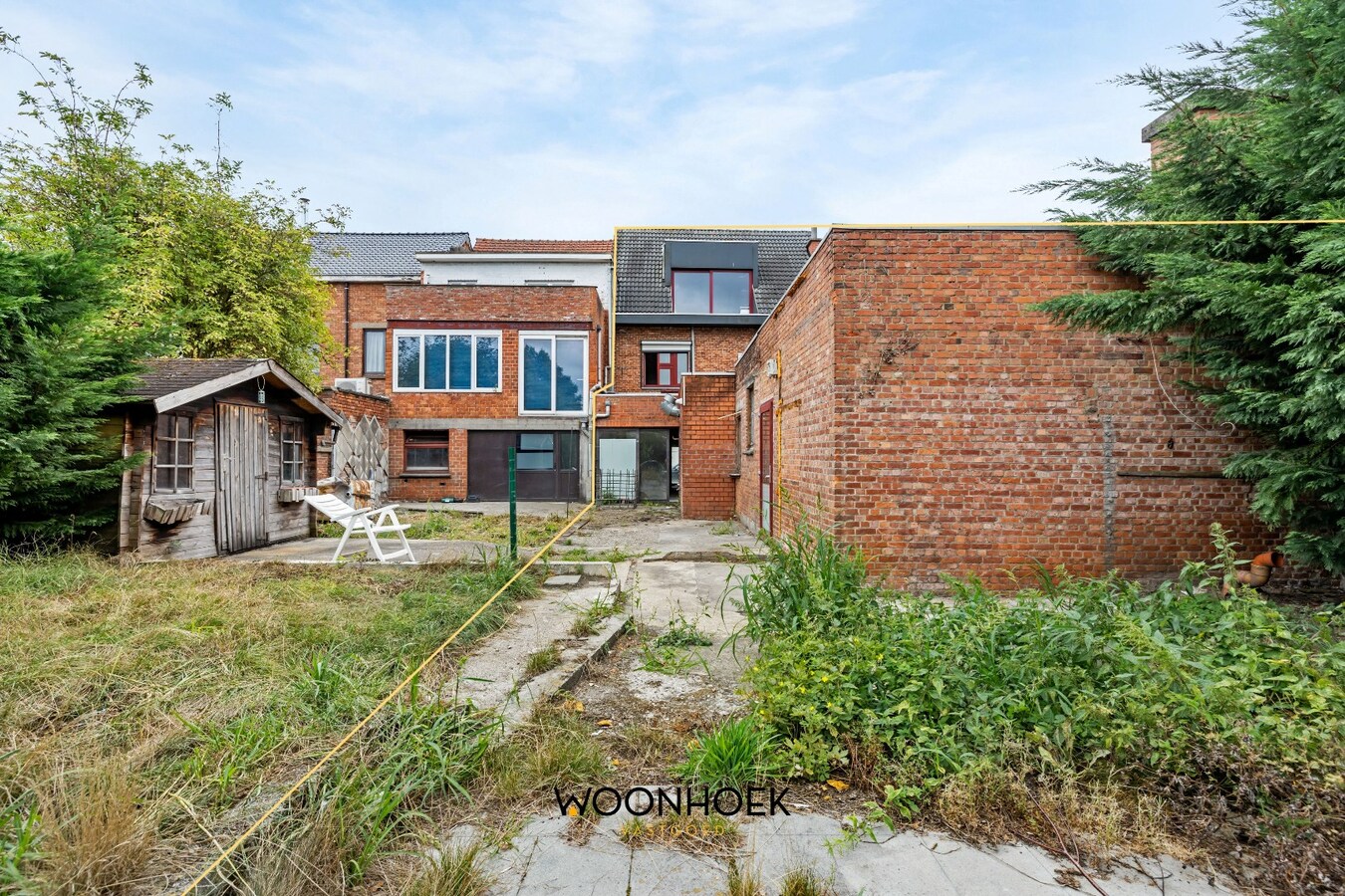 Ruime, te renoveren woning met diverse mogelijkheden 