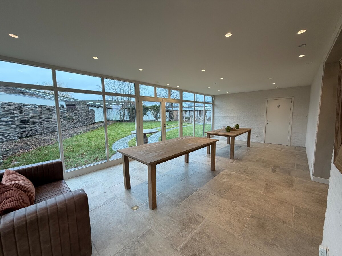 Multifunctioneel commercieel pand op toplocatie. 