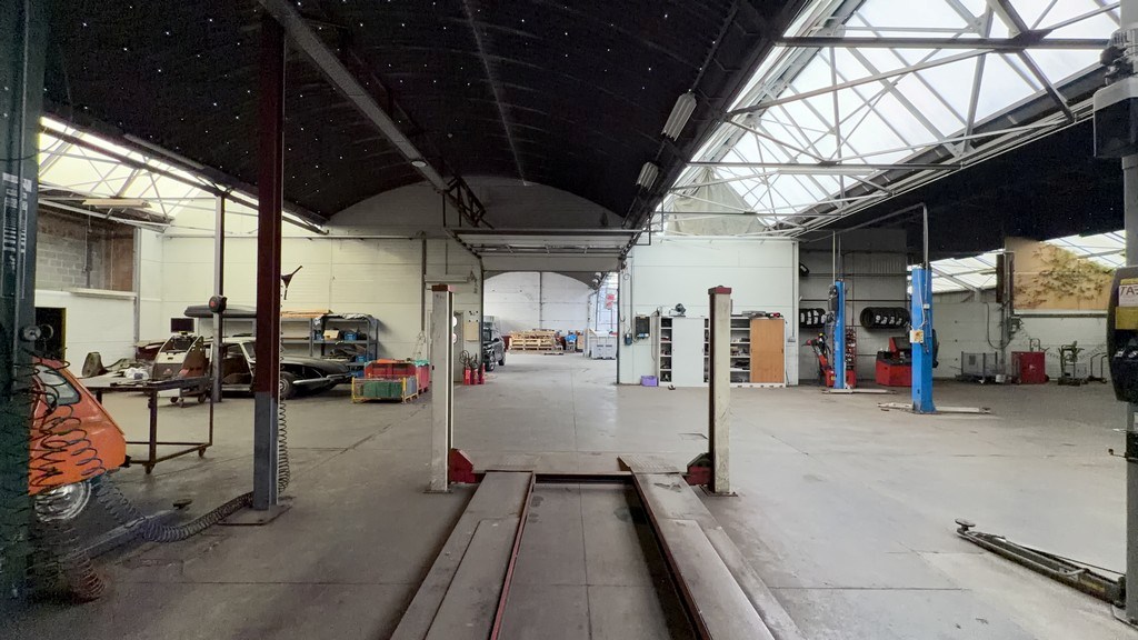 Showroom met magazijn te huur aan het Handelsdok in Gent