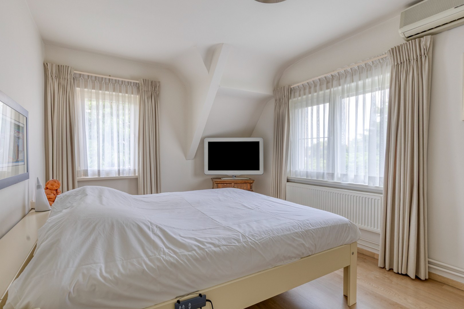 Statige woning met prachtige tuin op een unieke ligging in Geel-centrum 