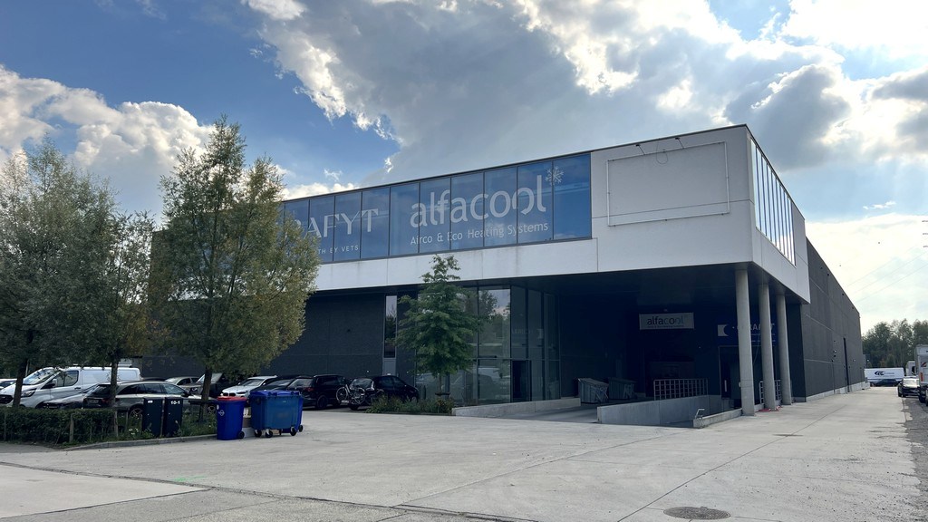 Recent bedrijfsgebouw te huur langs E40 in Erembodegem