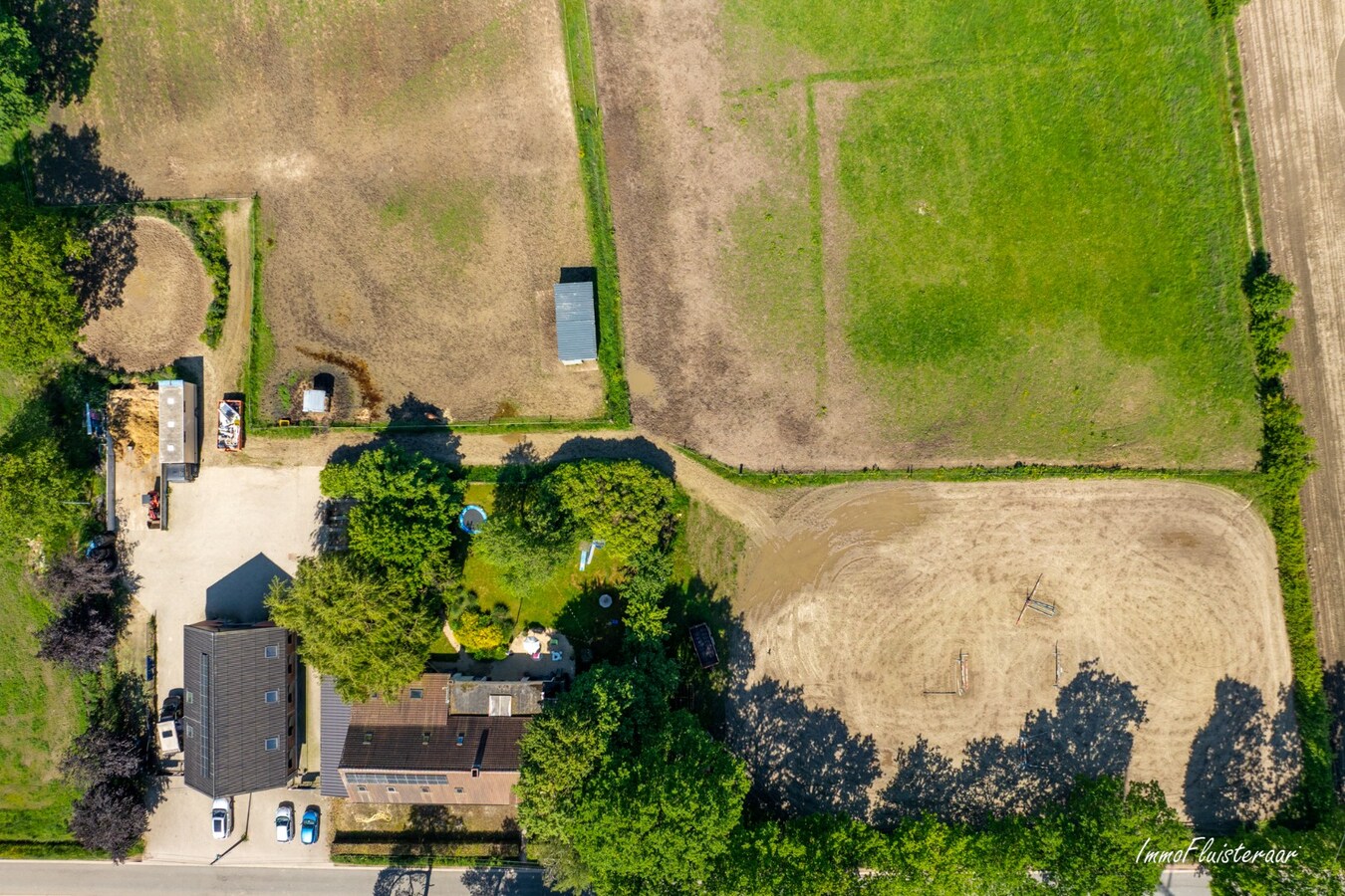 Goed gelegen langgevelhoeve met paardenstallen op ca. 3,5 ha. 