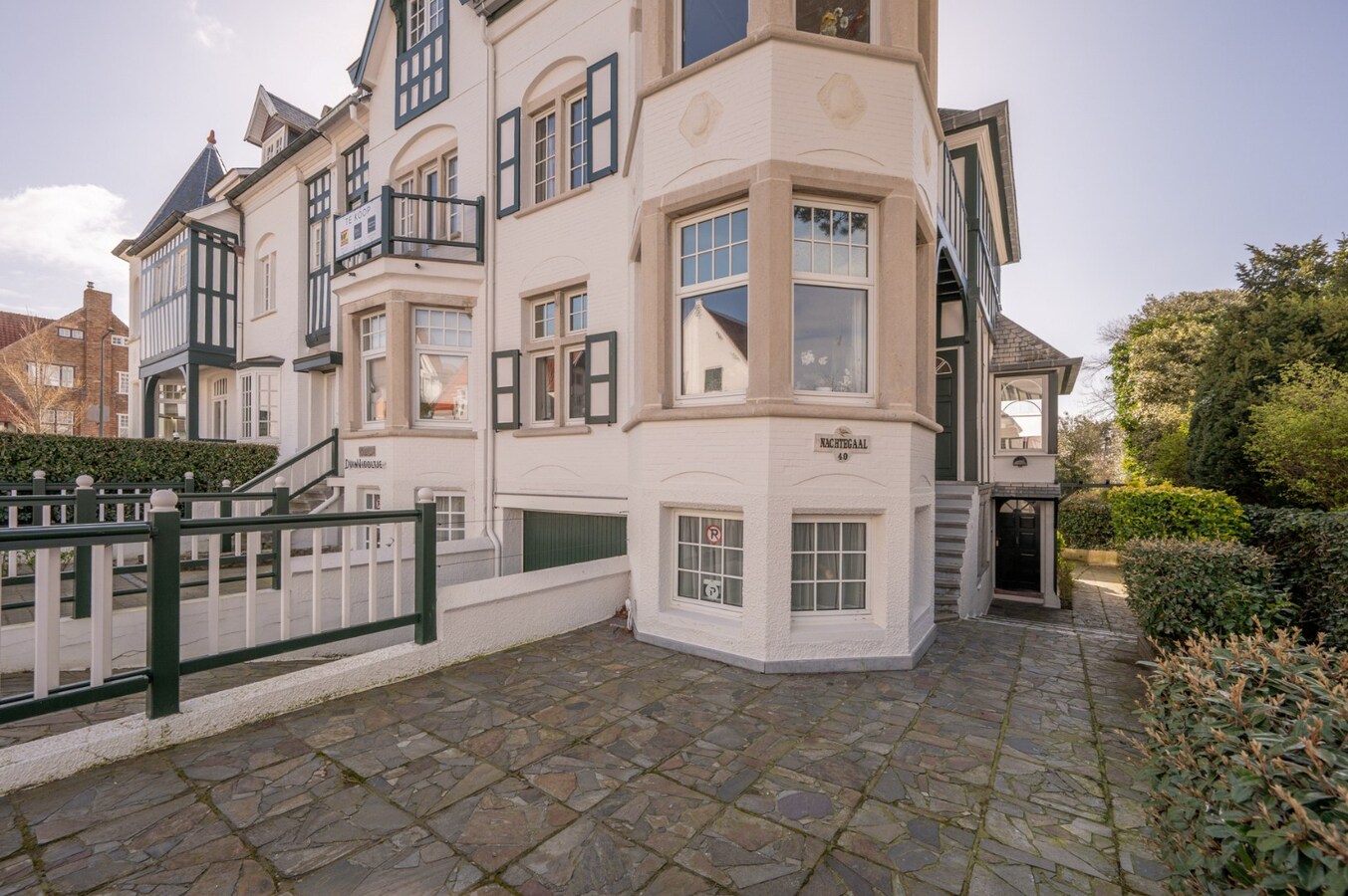 Villa in eclectische stijl met garage en staanplaatsen in het hart van Duinbergen 