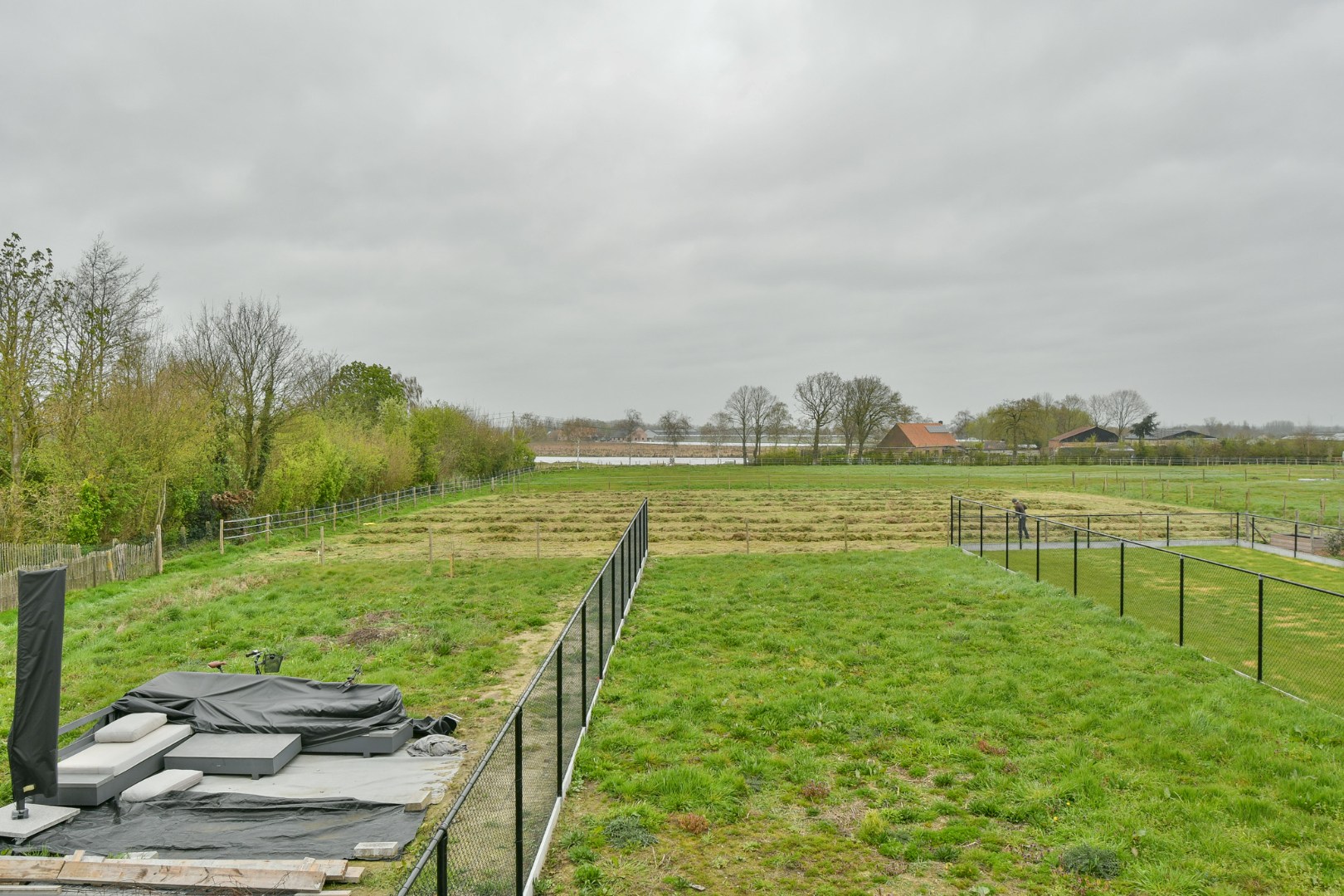 Halfopen woning met 3 slaapkamers en landelijk verzicht! 