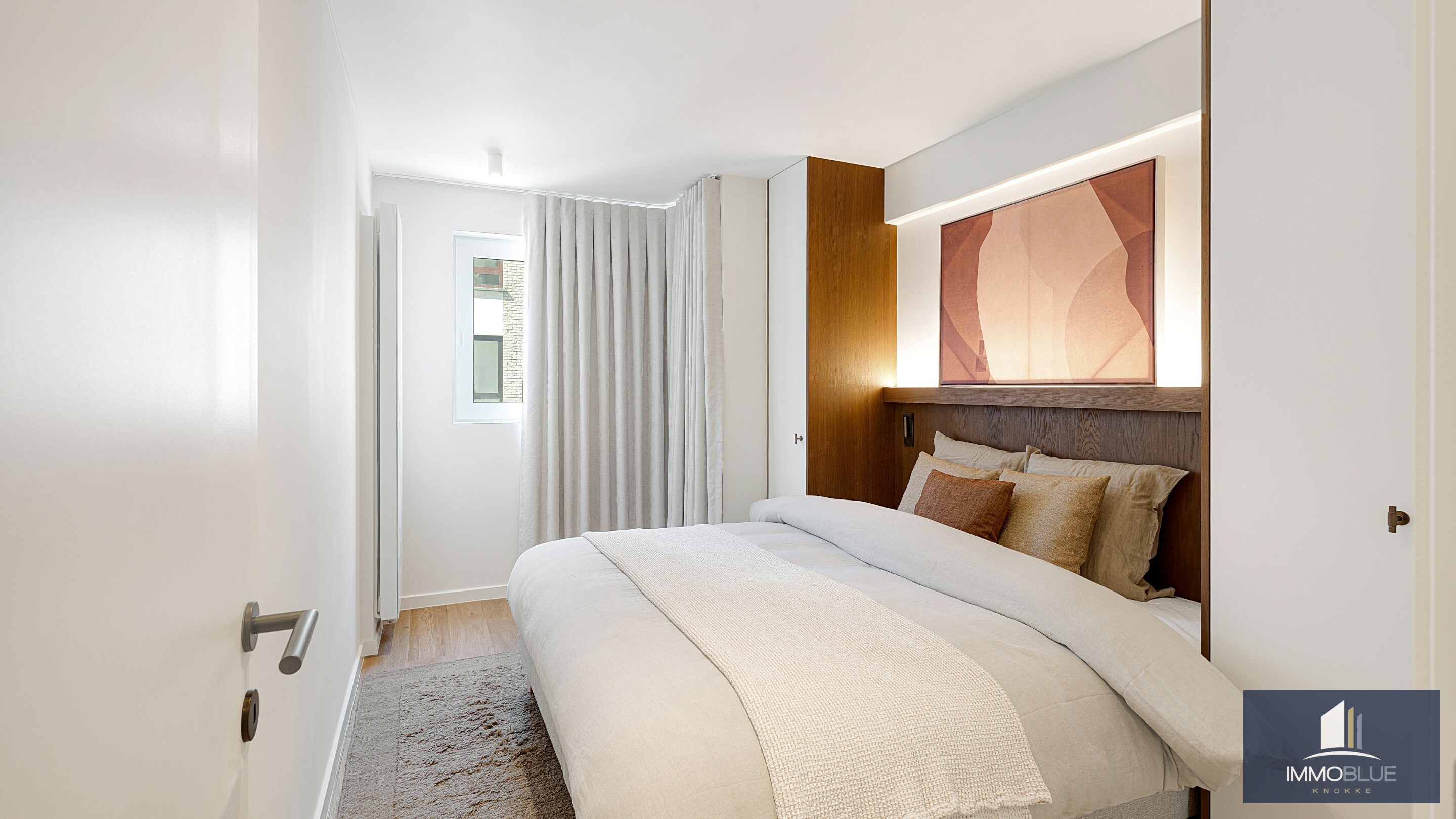 Uitzonderlijk hoekappartement, gelegen in de Zoutelaan, met een gevelbreedte van ca. 16 meter en biedt een open uitzicht op de Lippenslaan. 