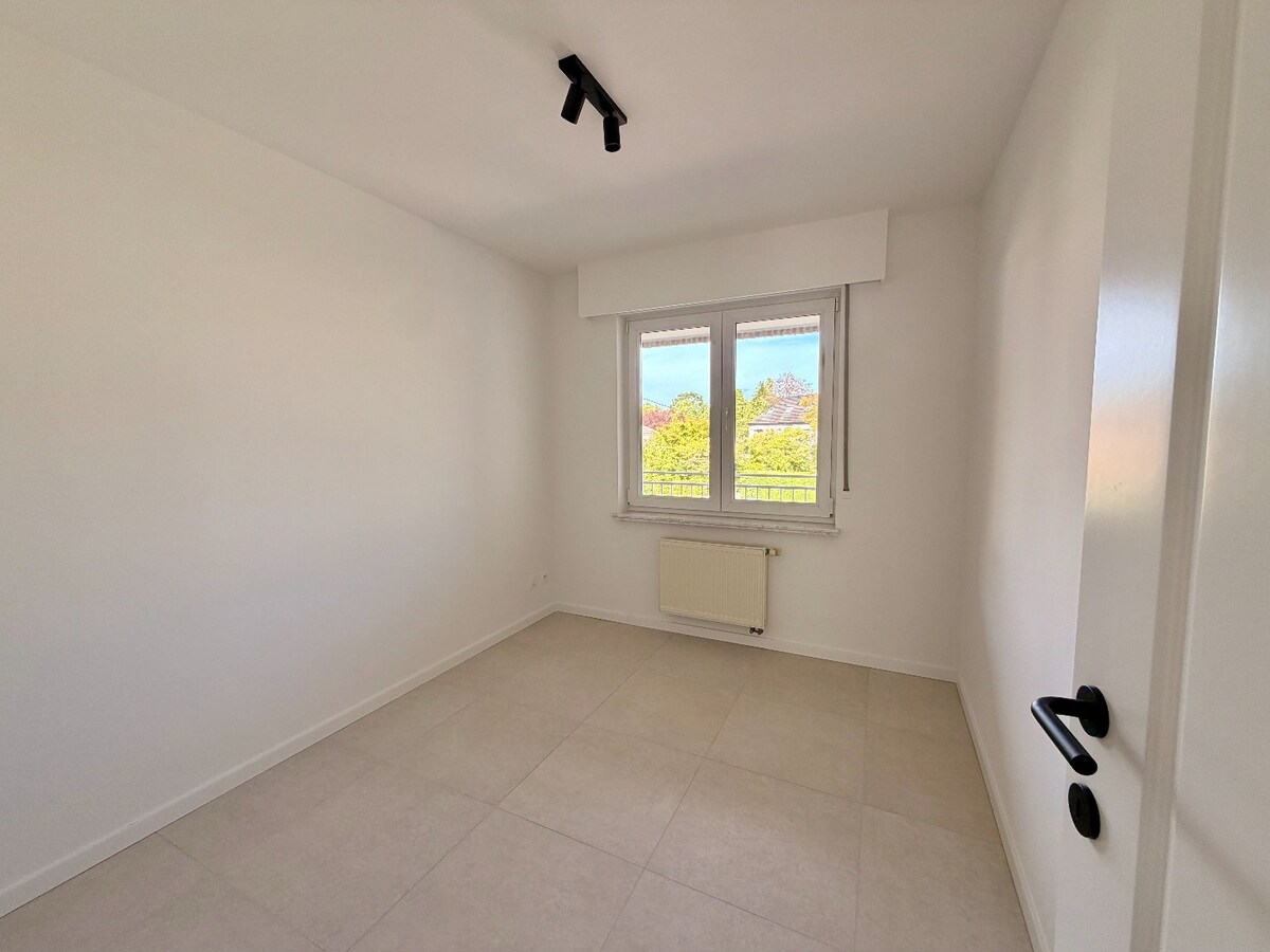 Volledig gerenoveerd en instapklaar appartement van 100 m² met grootte leefruimte en terras — centrum Bonheiden 