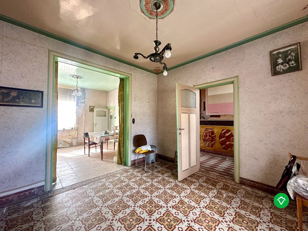 Te renoveren of te slopen woning op ruim perceel van 854 m² in Ichtegem - ideale opportuniteit voor wie wil bouwen of renoveren in een landelijke omgeving. 