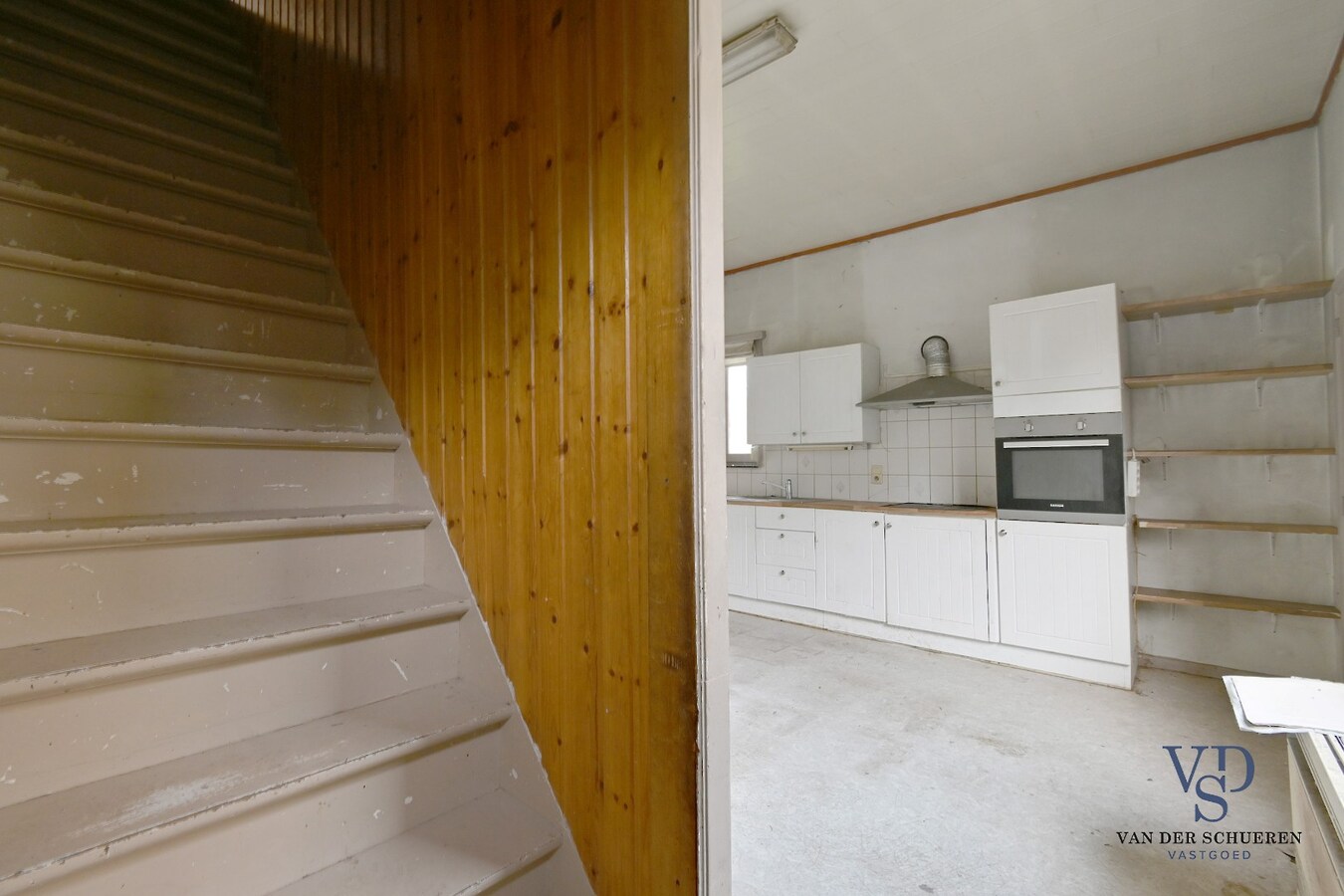 Te renoveren woning op ruim perceel te Kerkgate Mater. 