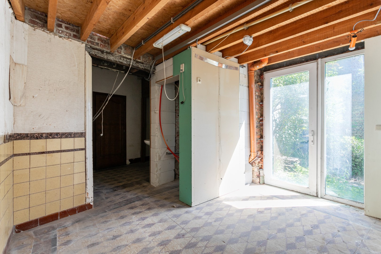Te renoveren eigendom (317 m²) met veel potentieel, ruime tuin (6a 42ca) en dubbele achterliggende carport met toegang tot de achterliggende straat in Kester 