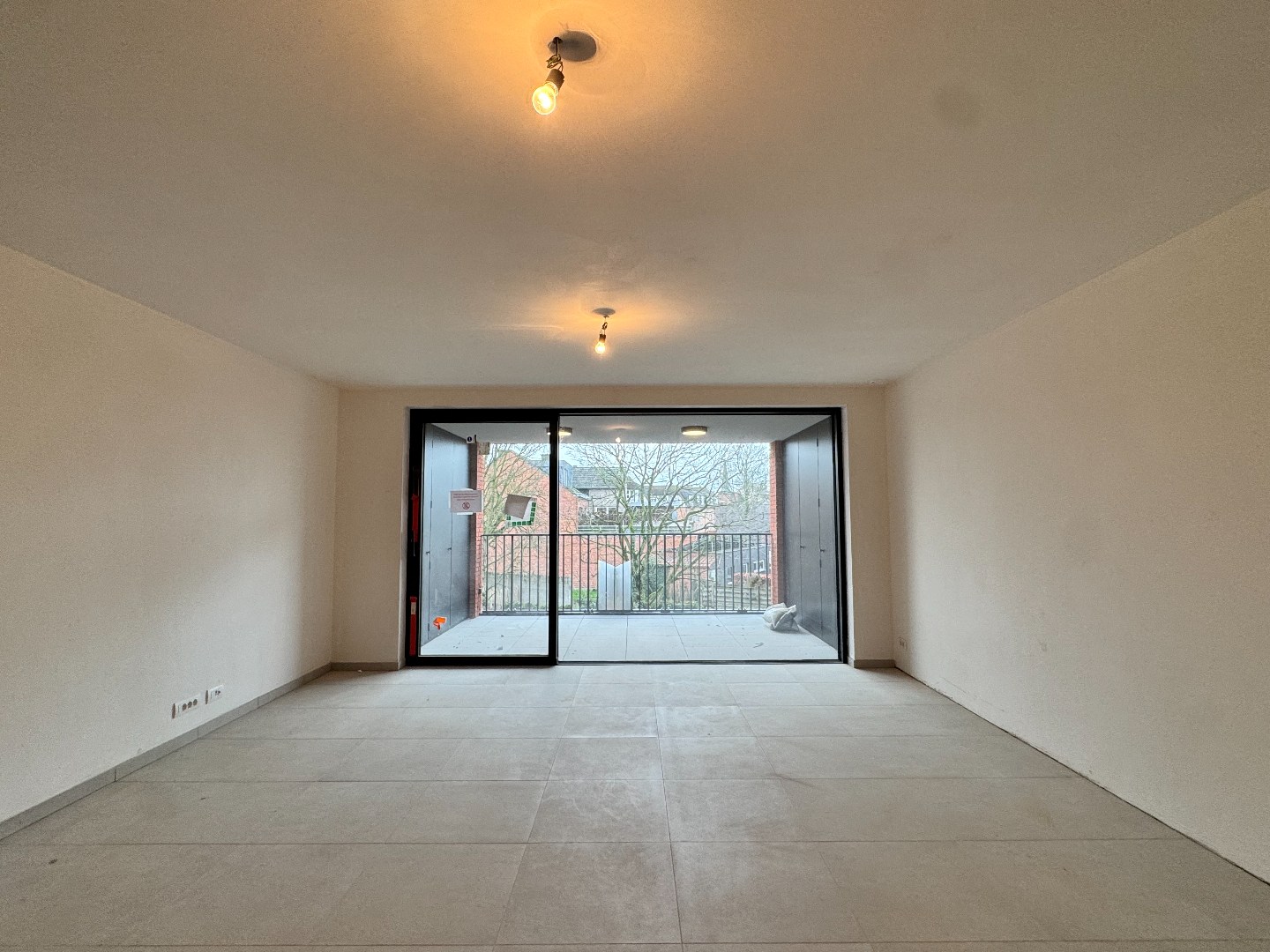 Nieuwbouwappartement met één slaapkamer, terras en ondergrondse autostaanplaats te koop in Zulte 