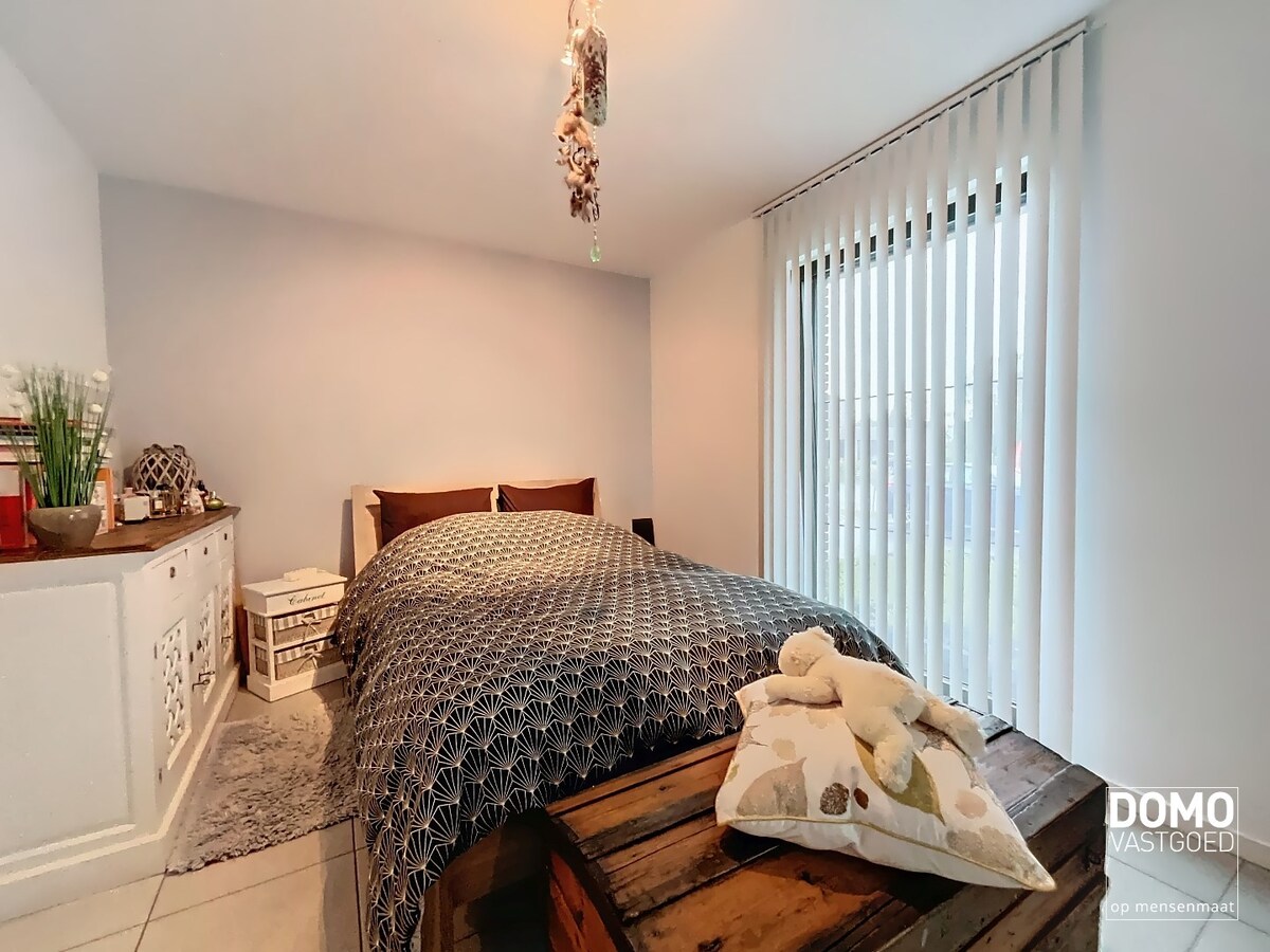 GELIJKVLOERS 1 SLAAPKAMER APPARTEMENT MET TUIN EN ONDERGRONDSE AUTOSTANDPLAATS GELEGEN TE SPALBEEK 