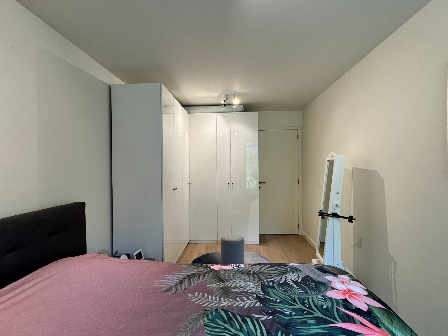 Prachtig zonnig en energievriendelijk appartement op het gelijkvloers met dubbele garage. 