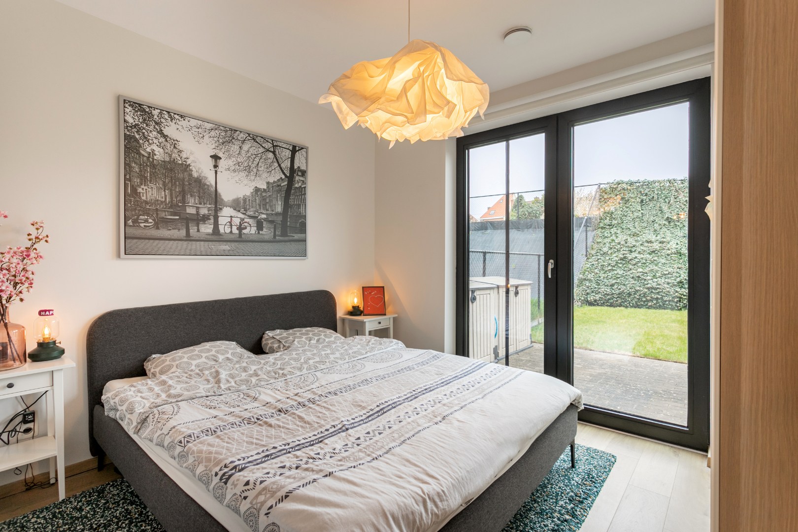 Instapklaar en energiezuinig gelijkvloers appartement met 2 SLPKS, tuin en terras 