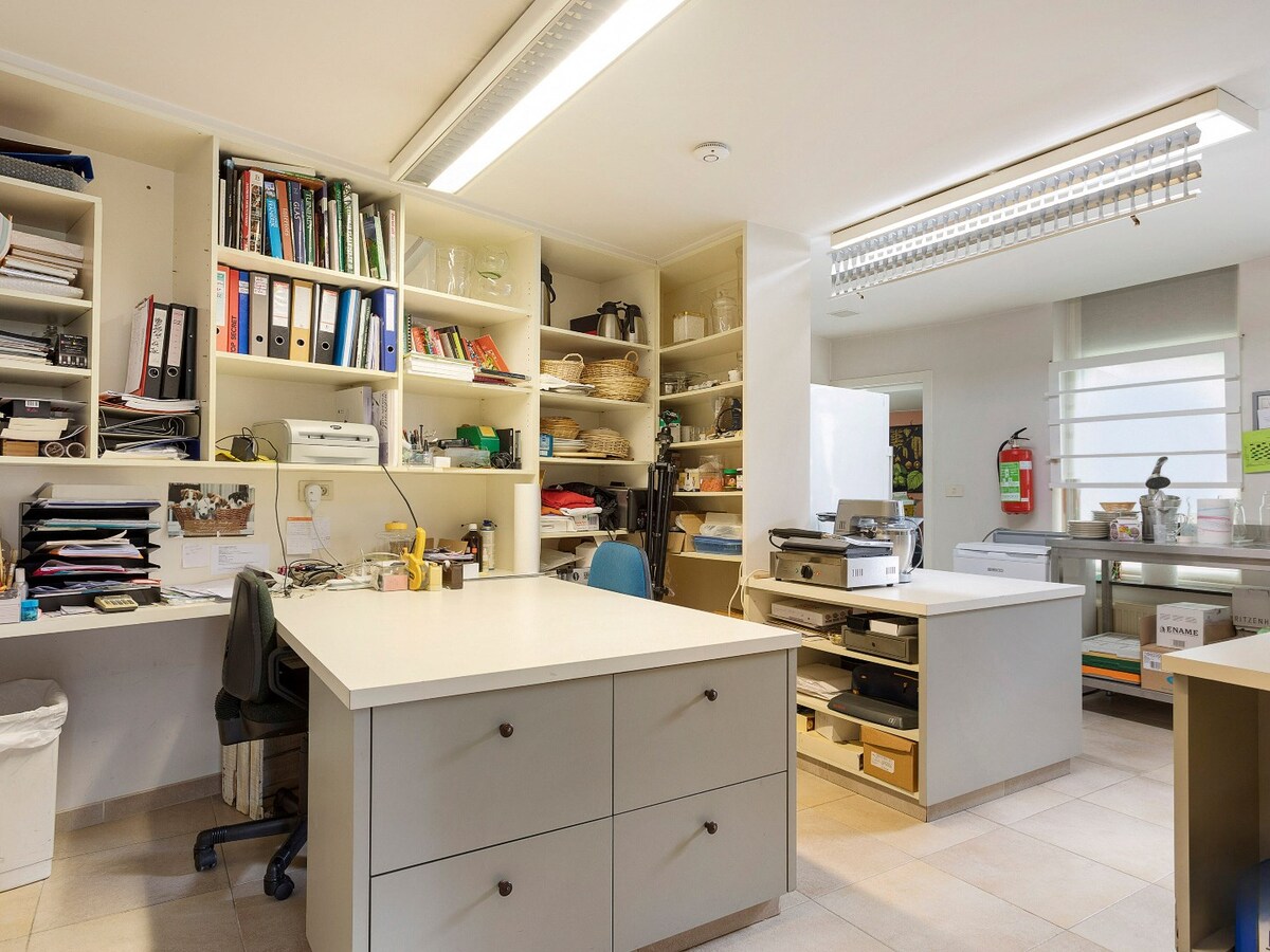 Charmant handelspand met woonst op de markt in Kruishoutem 