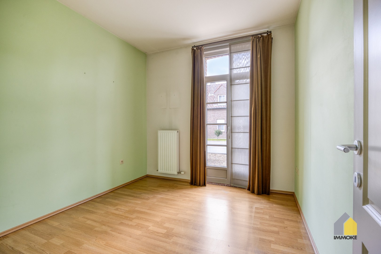 Gelijkvloers appartement met 2 slpks, stadstuin en autostaanplaats. 