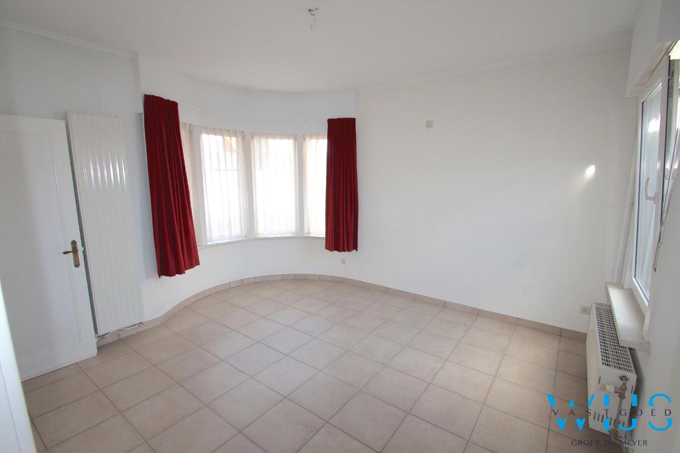 Zeer centraal gelegen en ruime woning met garage te Ertvelde ! 