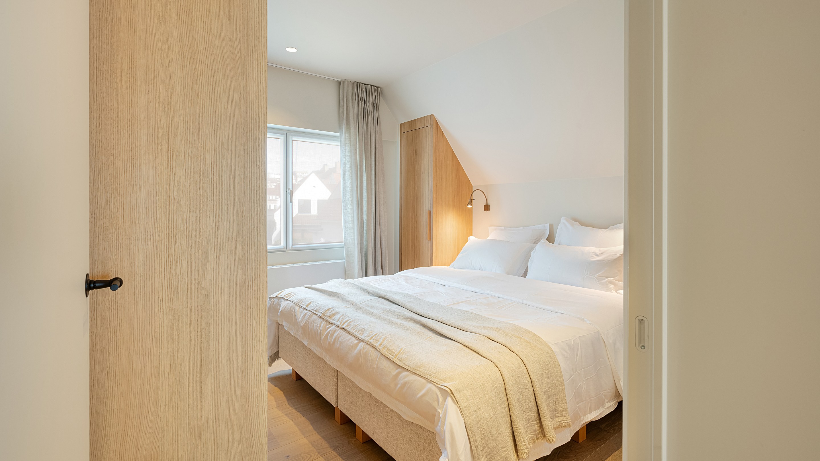 Op een uitmuntende locatie in Duinbergen, op wandelafstand van het strand en de duinen, bevindt zich deze prachtig en hoogwaardig gerenoveerde koppelvilla. 