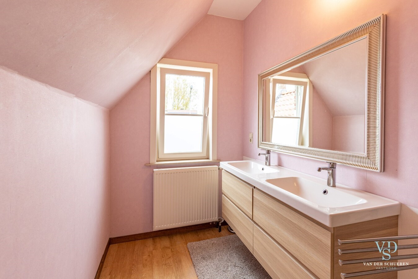 Ruim en stijlvol wonen in hartje Gavere. 