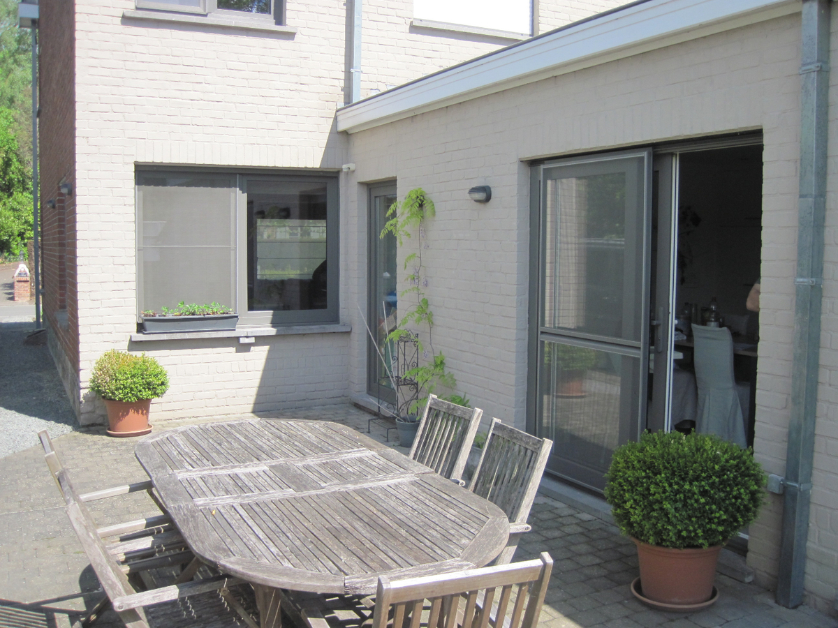 Prachtige Half Open Bebouwing - vernieuwd in 2012 !! 