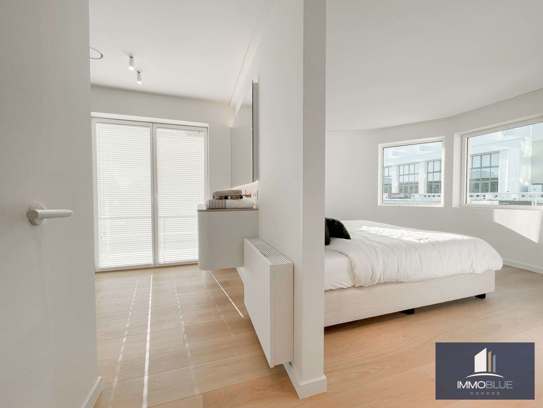 Exclusieve villa: Uitzonderlijk volledig gerenoveerde villa met frontaal zeezicht. 