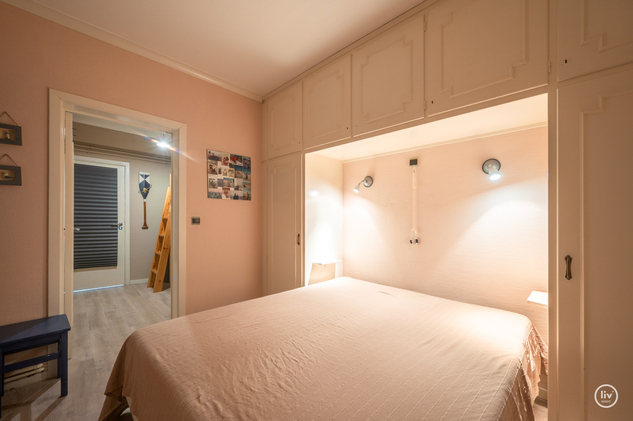 Instapklaar appartement met 2 slaapkamers nabij strand en Lippenslaan te Knokke. 