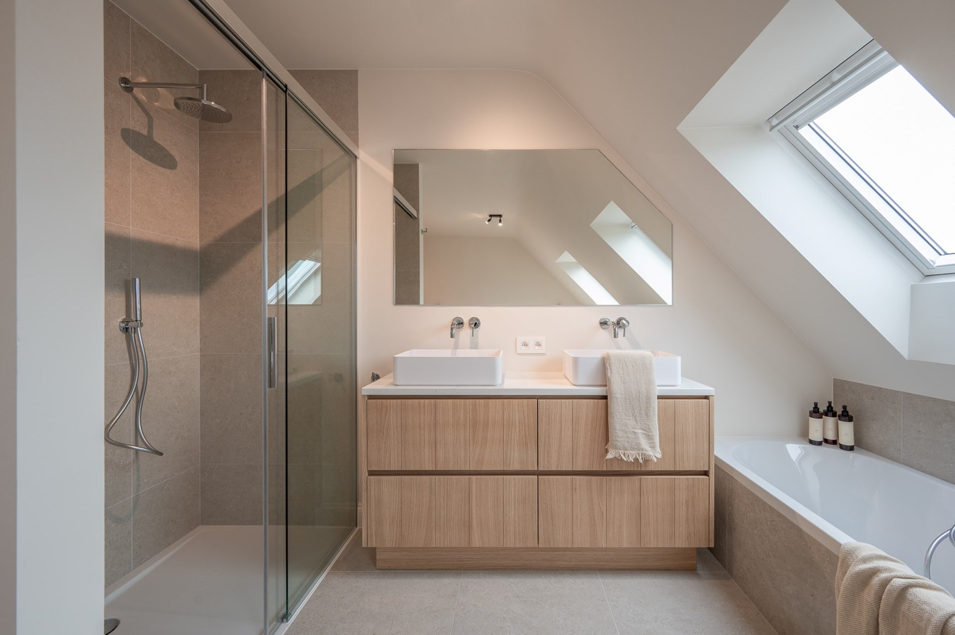 et strand.Magnifique appartement en duplex magnifiquement rénové avec vue latérale sur la mer, 2 chambres à coucher complètes, 2 grandes terrasses et un niveau de finition exceptionnel, situé à quelqu 