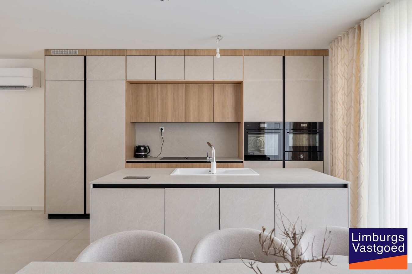 Moderne nieuwbouwwoning, 5 slpk, op een perceel van 4a31ca. 