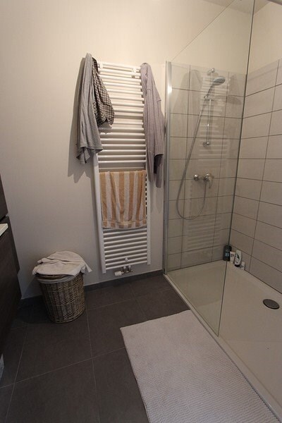 Gelijkvloers nieuwbouwappartement te Ieper met één slpkmr en autostaanplaats 