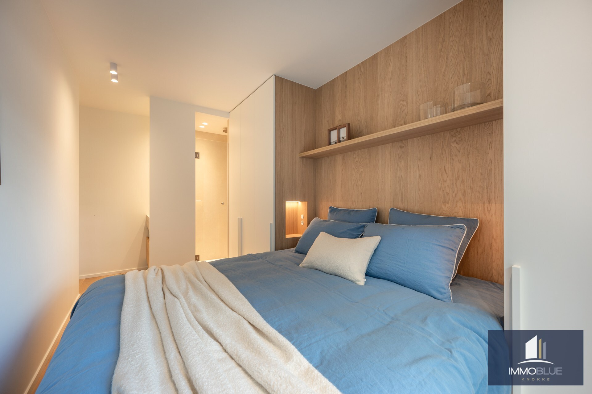 Prachtig gerenoveerd drie-slaapkamerappartement op een toplocatie vlak bij de Zeedijk en genietend van een zijdelings zeezicht. 