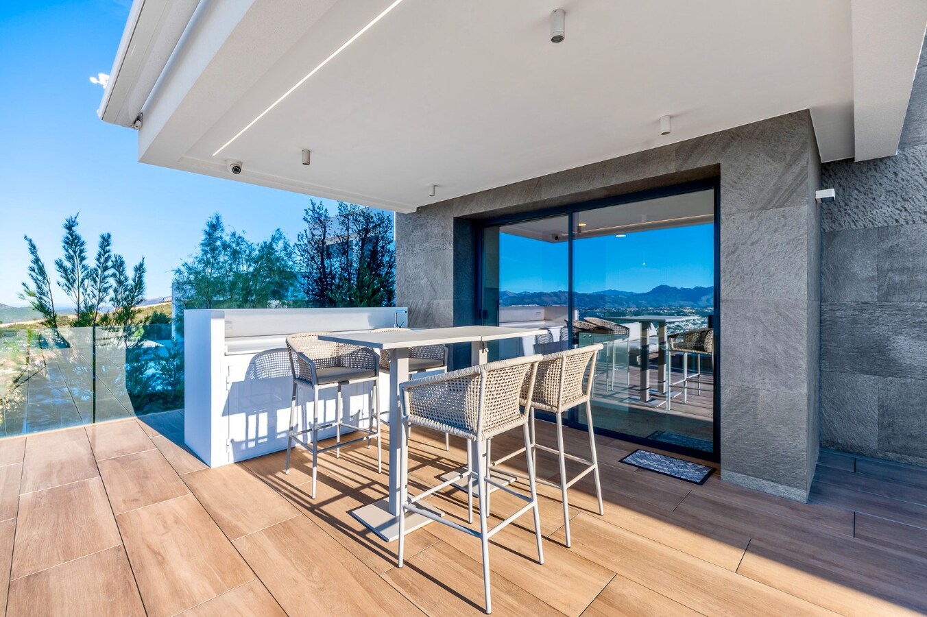 Een uitzonderlijke villa waar luxe, licht en panoramische waterzichten samenkomen. 