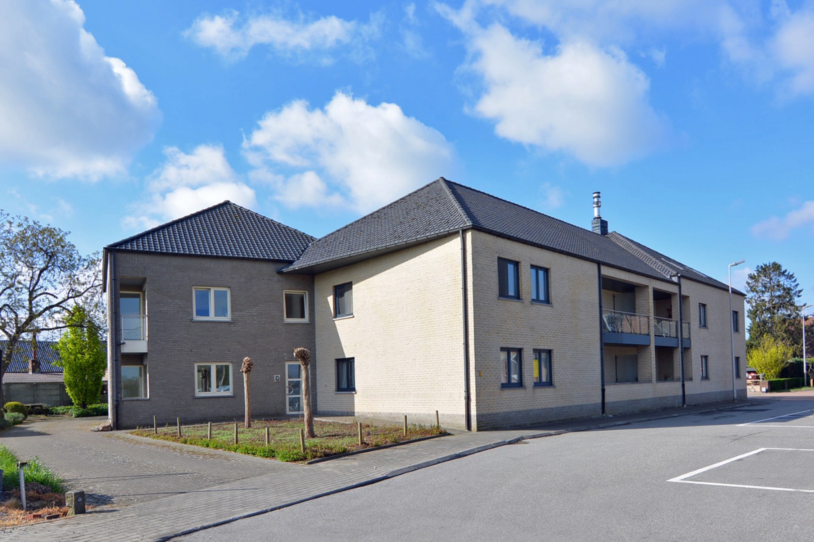 Gelijkvloers appartement (121 m²) met 2 slpks, overdekt terras, garage en kelderberging. 