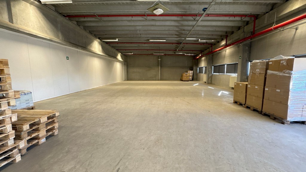 Magazijnen met kantoor te huur in Industriepark-Noord in Sint-Niklaas