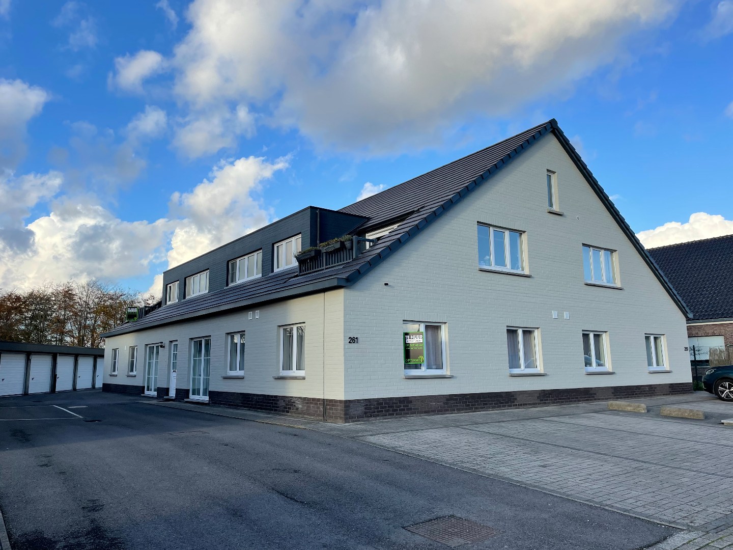 Verzorgd gelijkvloers appartement met 2 slaapkamers en garage. 