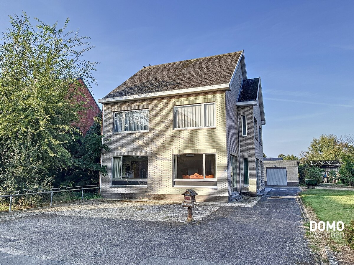 Ruime half open bebouwing met een vergund magazijn. 