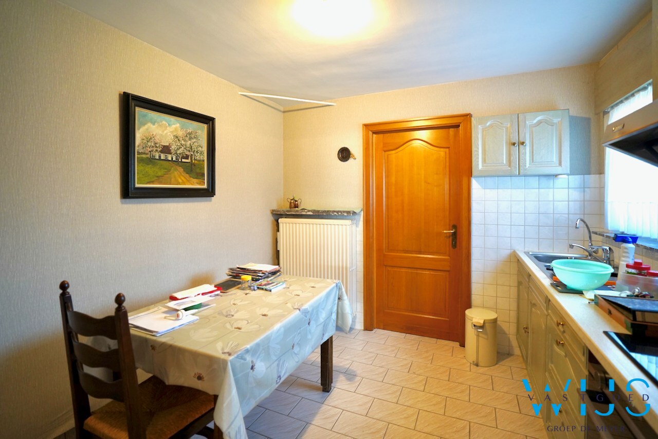 Halfopen bebouwing met vernieuwd dak en topligging in hartje Evergem ! 